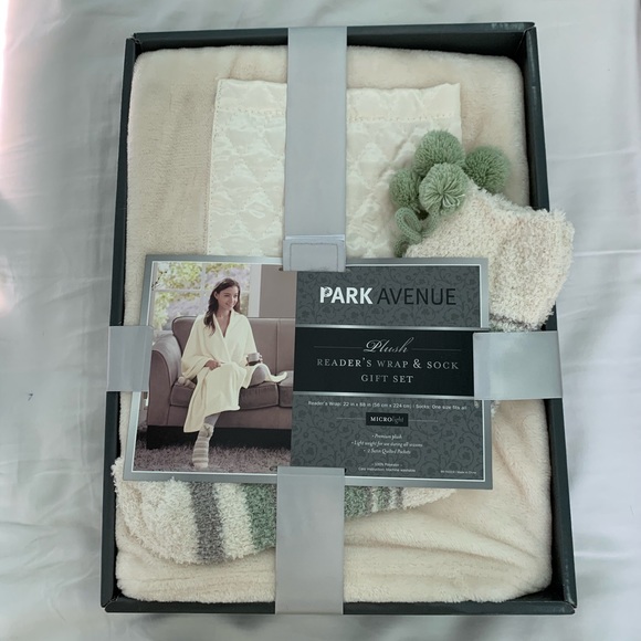 NWT cozy warm Wrap with socks